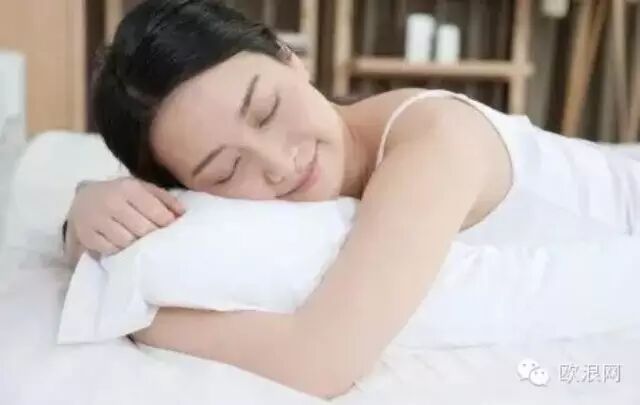 【养生】睡觉时枕边有这6种东西，可能让你短命10年！