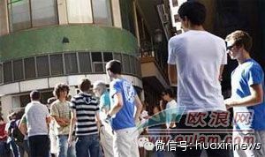 无法找到工作 80%的西班牙年轻人承认说靠家人过活