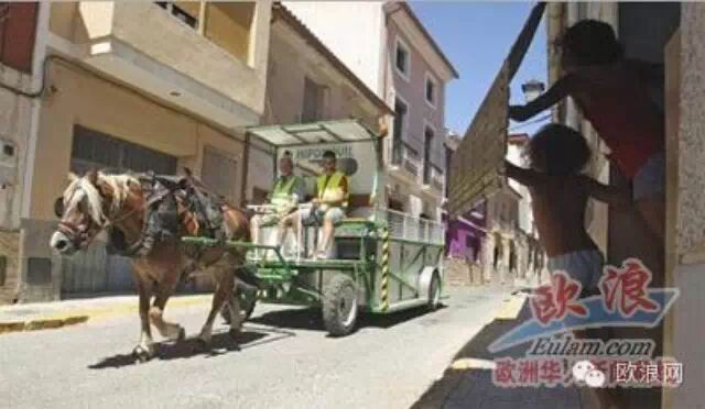 危机里勒紧裤带过日：西班牙小镇穷到用马拉车代替垃圾车