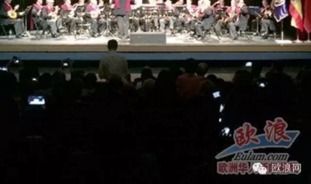 没文化真可怕，西班牙华人欣赏音乐会丑态百出