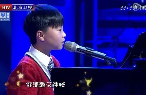 【分享】11岁男孩自弹自唱李健的《贝加尔湖畔》,27秒开...