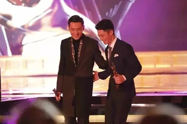 胡歌霍建华才是真正地秀你一脸恩爱!台上拉小手、台下...