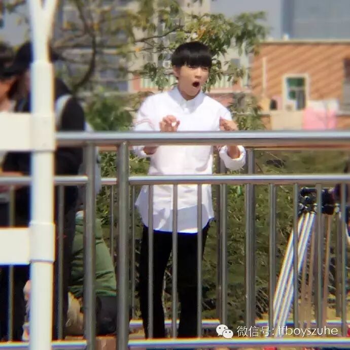 王俊凯困到站着睡