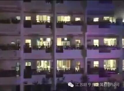 震撼!为高三学生减压,学校放周杰伦版《默》引全校合唱