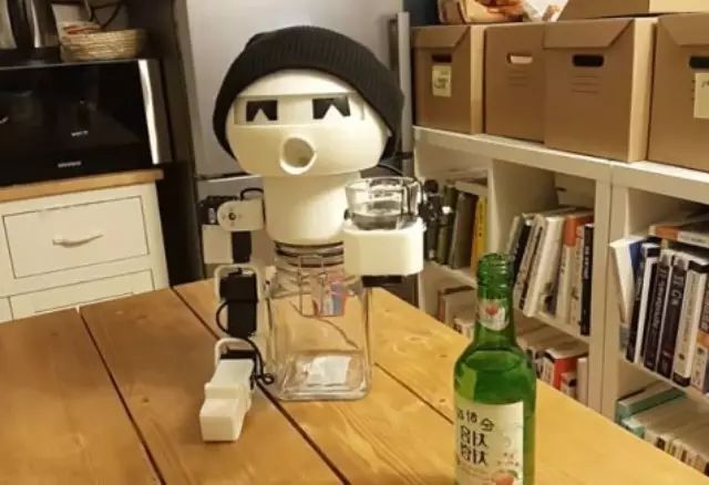 【环亚英语】韩国陪酒机器人邀君共饮 会脸红有酒量