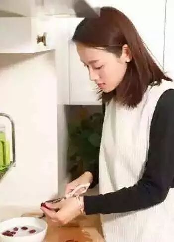 叶一茜亲自下厨做点心获赞“贤妻良母”