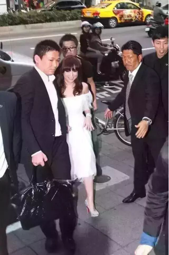 滨崎步唱片滞销遭公司大幅削减预算
