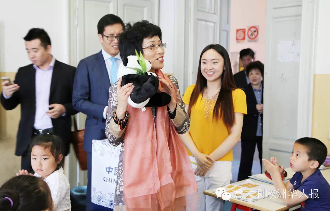 王冬总领事等慰问米兰华文学校师生