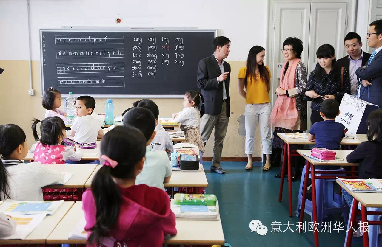 王冬总领事等慰问米兰华文学校师生