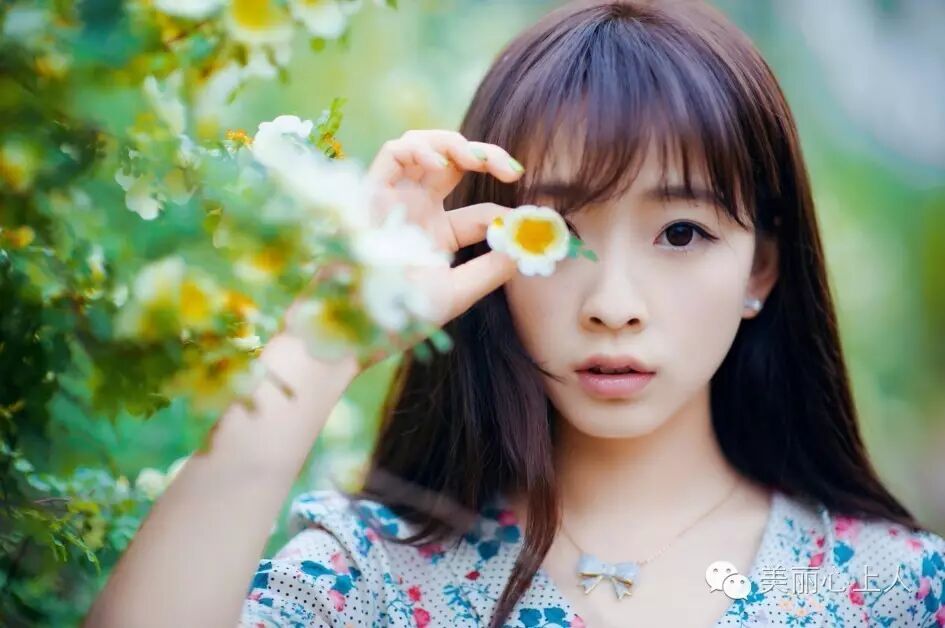 清纯女生何曼婷户外小碎花唯美写真9p