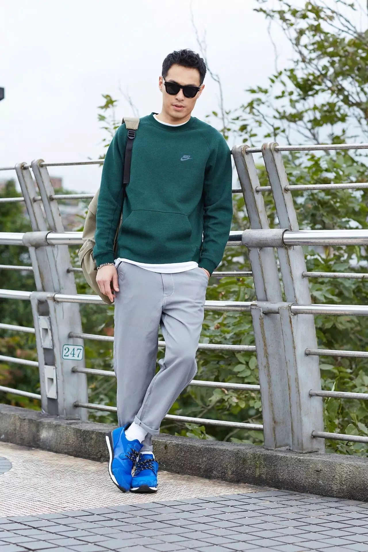 春季街拍|运动也时髦,男明星的sneaker黄金搭配法则