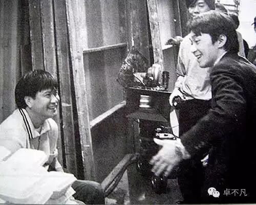 他是港片大佬,提拔周星驰却被其气走,如今生病爆胖