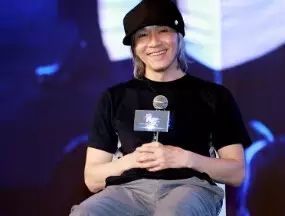 “我老了,不拍怕你们忘了我.”——周星驰