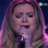肥K Kelly Clarkson重返《美国偶像》,深情演唱《Piece by...