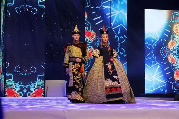 我校张杰同学在首届中国(浙江)少数民族服饰设计展演活...