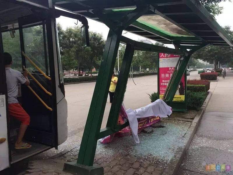 公交车站候车亭 一公交车冲上站台 撞向候车亭，站台玻璃全碎了！
