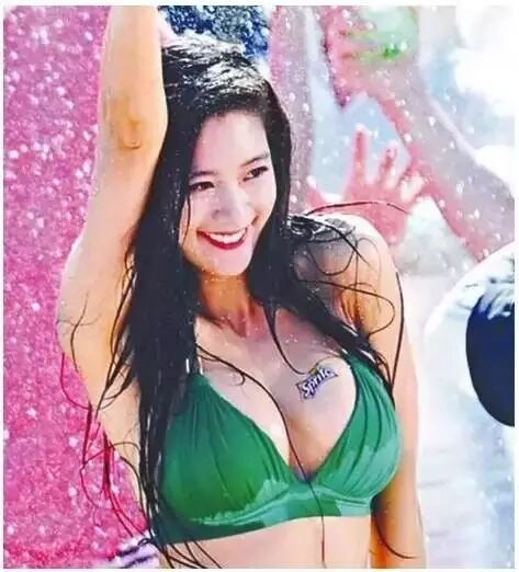 ...背后的那位大波妹,真的超级美!就连古天乐都看...