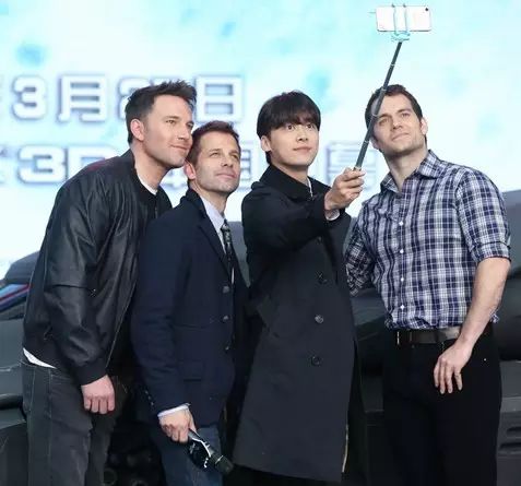 《蝙蝠侠大战超人》大使李易峰设30亿“赌局” 求借蝙蝠...