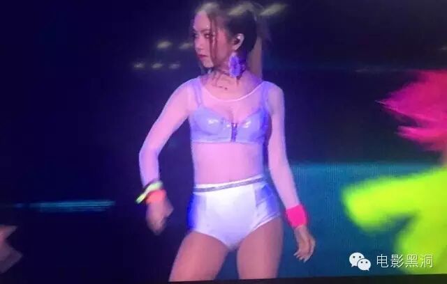 邓紫棋露背装再次上演,骨感美胜于一切!