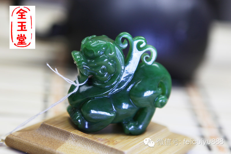 据说貔貅是是中国古代神话传说中的一种神兽,龙头、马身、麟脚,形状似狮子,毛色灰白,会飞,是龙王的第九个儿子,能腾云驾雾,号令雷霆,降雨开晴.相传有辟邪挡煞,镇宅之威力.龙生九子,神通不一。其子貔貅,胜父千倍,长大嘴,貌似金蟾,披鳞,甲形如麒麟,取而兽之优,有嘴无屁股,吞万物而不泻。可招八方财,可聚宝,只进不出,神通特异。 翡翠立体貔貅{唐山全玉堂玉器实物拍摄} 话说一日玉皇大帝举行寿宴,宴请龙王赴宴。貔貅知道此事,非要与其父同去。龙王过于溺爱只好答应。貔貅的主食是金银珠宝,自然浑身宝气,跟其它也是吉祥兽