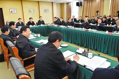 这是13日下午，习近平在中国延安干部学院主持召开陕甘宁革命老区脱贫致富座谈会。