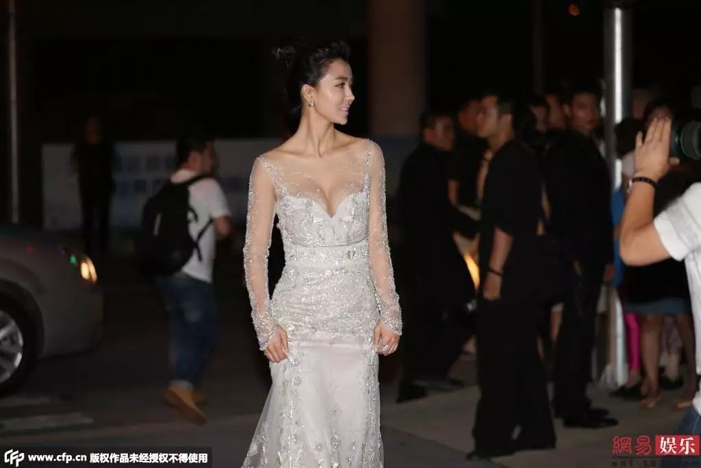姚星彤着低胸装秀好身材 获助理蹲地理裙摆