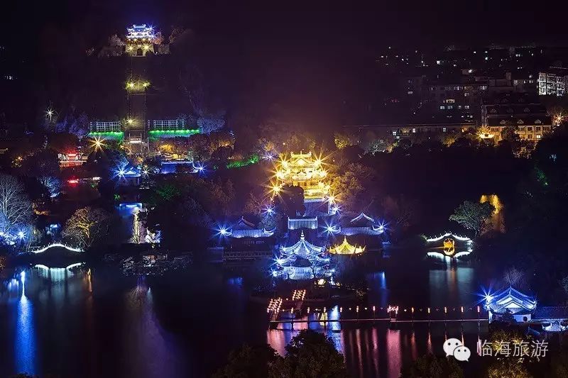 临海的夜景没有北上广深那么的繁华,但是