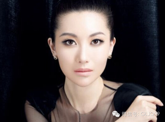 男人的一生要想成功,一定要遇到好女人。 男人的一生,站得高不高、走得远不远,取决于能否遇到个好女人,这女人可能是女朋友,可能是老婆,可能是知己,可能是一辈子都不分离的情人! 无论哪种,最重要的是你们的心在一起!费尔巴哈说:爱就是成就一个人,对于男人来说,能否修炼并达到一定境界,关键是要身边有一个贤淑温柔、善解人意的好女人,一定要避免遇人不淑。 因为好男人要有好女人扶助、关注、欣赏、修剪造就的。 没有好女人,哪来的好男人? 有五种好女人造就未来好男人 之一:纯粹、有一定生活阅历的知