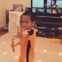 视频  日本6岁小孩模仿李小龙 表情动作完美同步