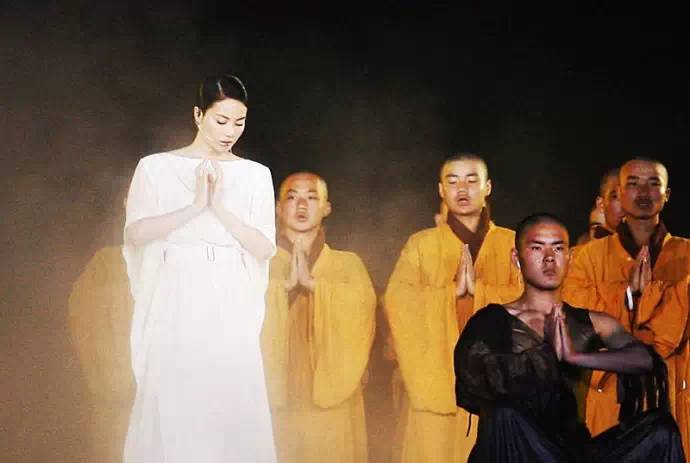 王菲更是虔诚的佛教徒,她1992年开始信佛,为信仰出钱出力,闲时遍访