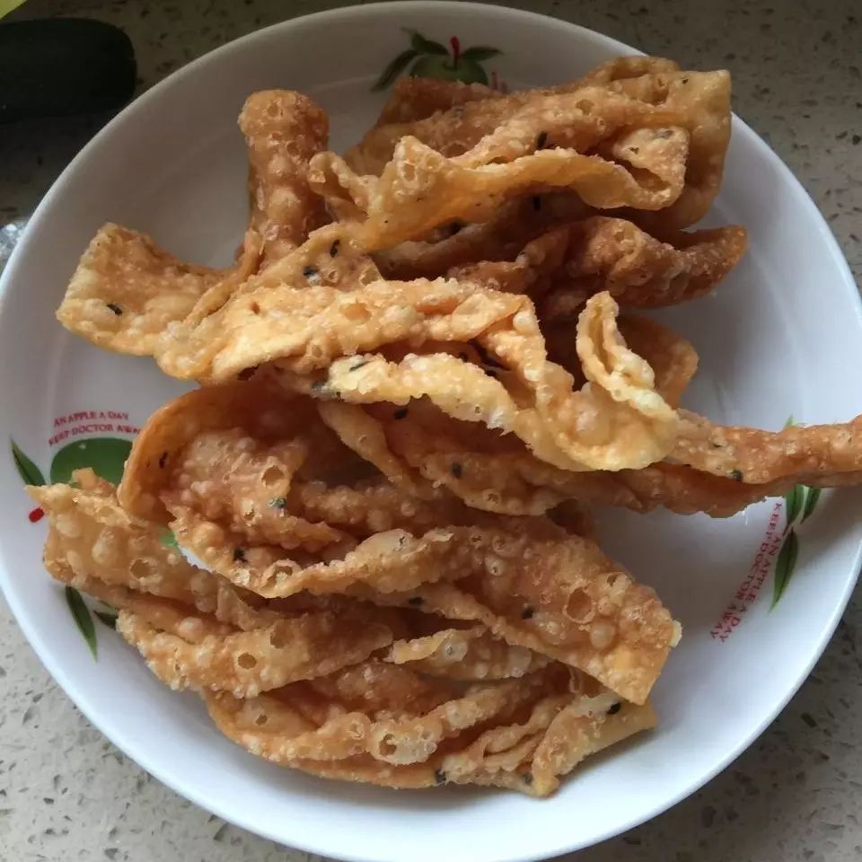 炸巧果是一种炸面食.我们绍兴土话念qiaogu.