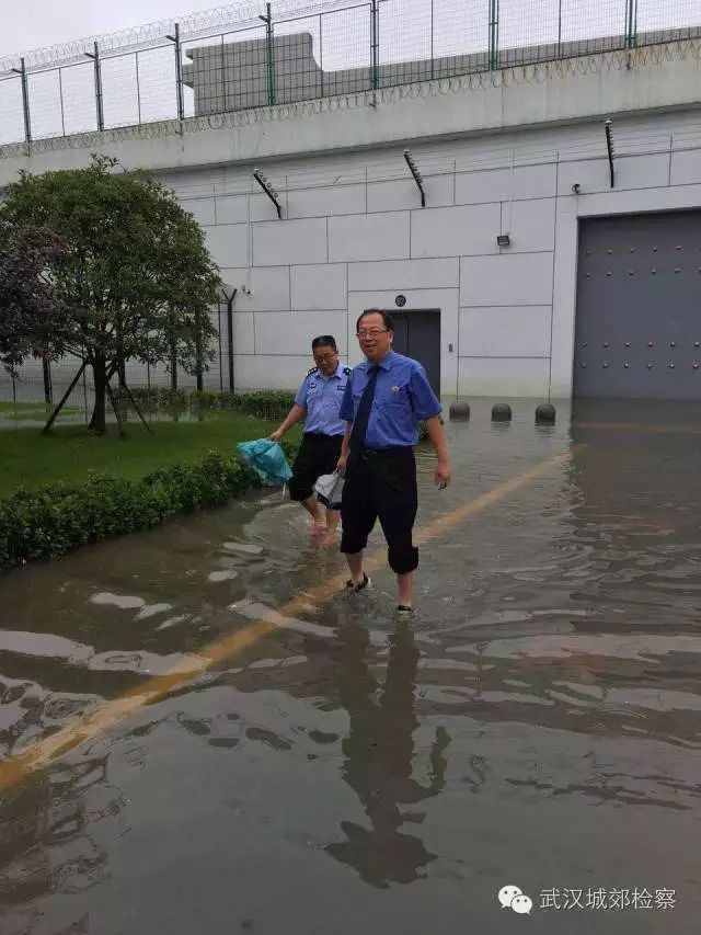 7月6日一大早,武汉市城郊地区检察院驻武汉市蔡甸区监狱检察室负责人