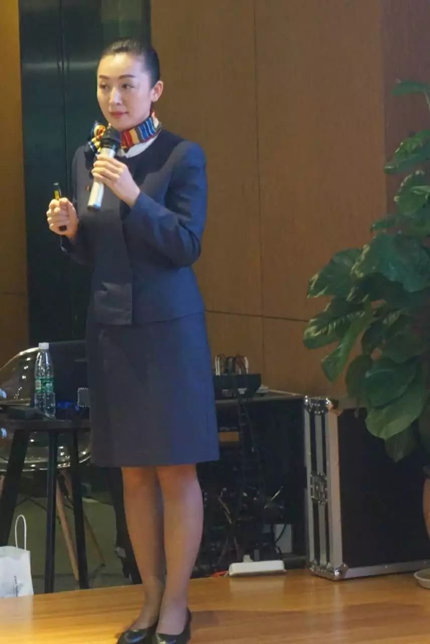这些仪态和细节透露着一个人修养
