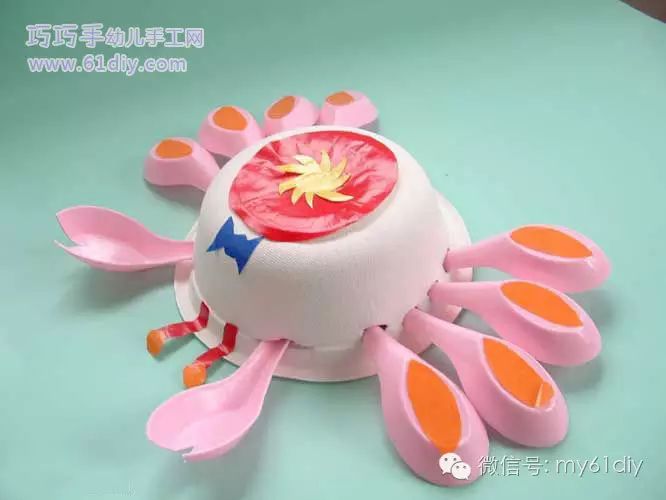 材料:10个一次性勺子、一个一次性泡沫碗 幼儿园大班手工教案:废旧物制作-螃蟹 活动目标 对利用废旧物品做做玩玩感兴趣 会根据各种废旧物品的特点制作螃蟹 能大胆地表现各种动态的螃蟹 重点难点 重点:能选用合适的材料做螃蟹 难点:正确表现螃蟹的身体与脚的连接 活动准备 经验准备:了解螃蟹的特征 物质准备:范例、各种废旧物品及辅助材料,积木搭的蟹塘 活动过程 一、引导幼儿观察蟹塘,激起兴趣 1.请幼儿说说螃蟹的外形特征。 2.欣赏范例,并组织幼儿讨论:可以用哪些材料做螃蟹?