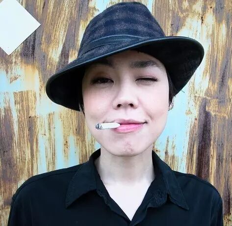 31岁出道,44岁当上单亲妈妈,唱了17年的小情调,这个60后才是真少女