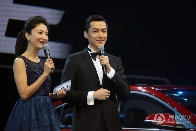 胡歌打领结坐豪车霸气登场 被侃“抛弃”霍建华