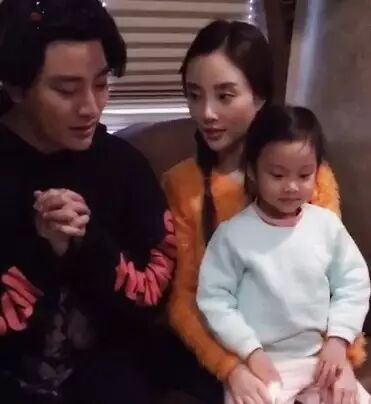 组图:贾乃亮庆生李小璐相伴 甜馨献唱生日歌