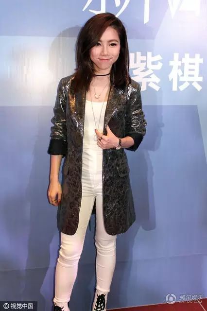 组图:邓紫棋打扮终于正常了,但头身比例就…