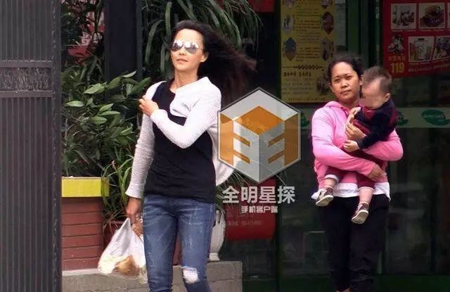 组图:幸福指数不输吴奇隆 马雅舒带儿女买水果