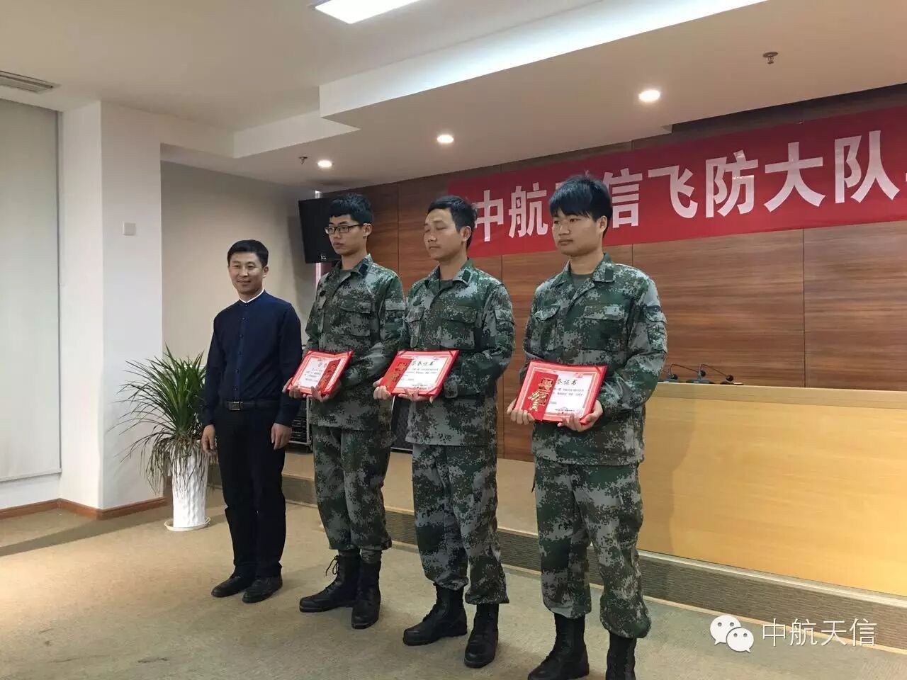 南昌中航天信成功舉辦中航天信飛防大隊(duì)畢業(yè)典禮暨授旗儀式 