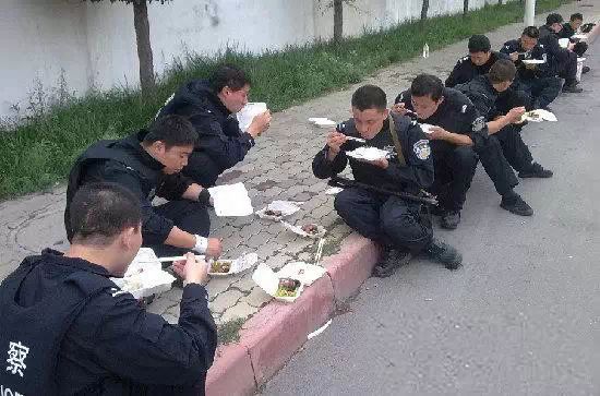 (向可爱的人民警察敬礼!向正能量致敬!欢迎转发!) 一看到这情形就呆住了,怒了。大马路敢聚餐? 直接动用公车吃饭。还是被发现了,顶一个。 你在马路边上大吃大喝过吗? 这好象是维稳特警吧?社会需要理解!