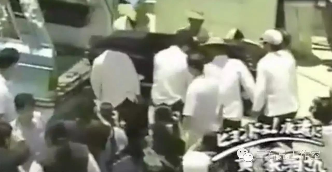 黄家驹在节目游戏的录制中不幸掉下了1993年7月2日,黄家驹的遗体被运