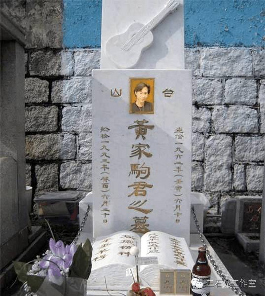 1993年7月2日,黄家驹的遗体被运回香港,大批歌迷等候.