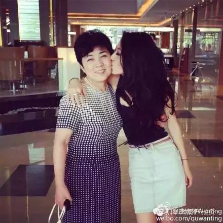 Wanting Qu and her mother in an undated social media photo. (Sina Weibo)