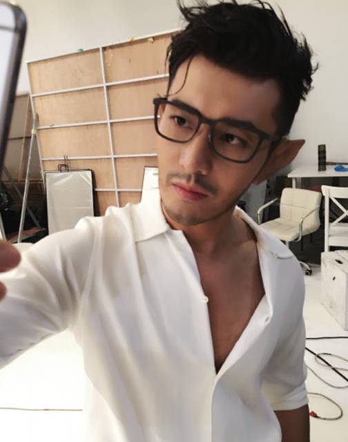 黄晓明拍杂志花絮曝光 满脸胡渣秀成熟范