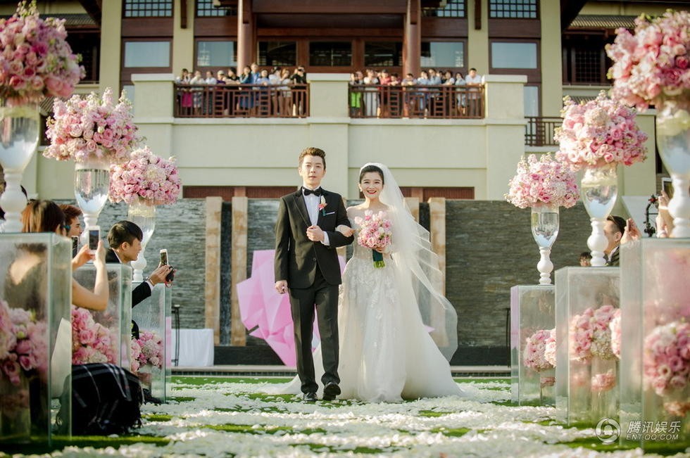王栎鑫结婚现场曝光 新娘温婉动人一众快男出席