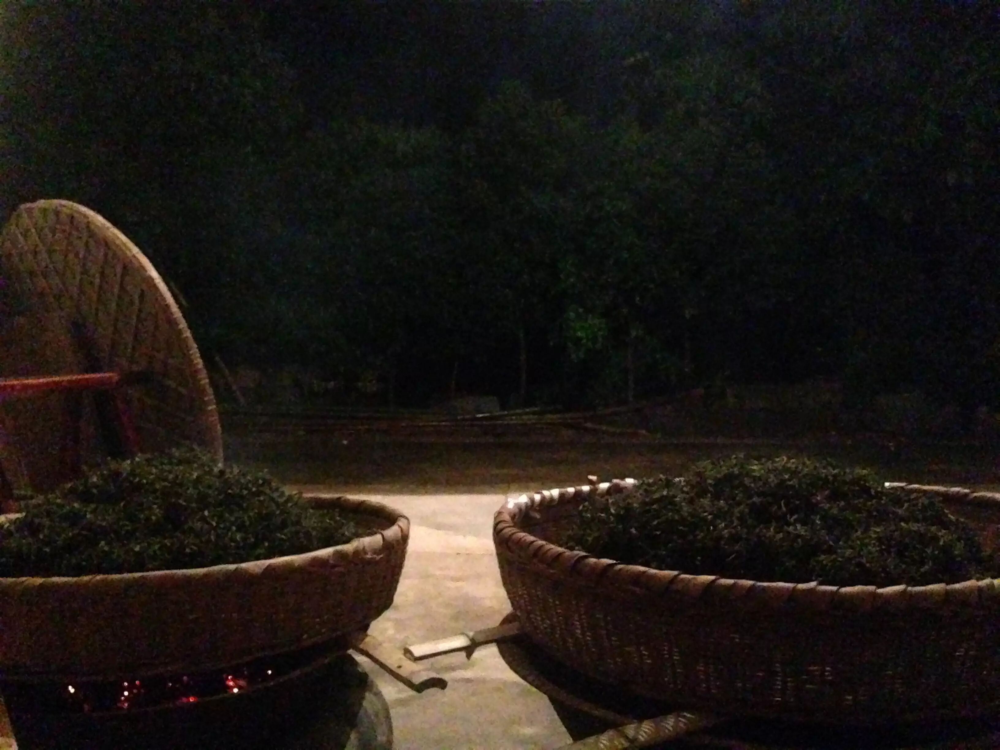 烘茶的原料必须为木碳,将木碳点燃后,搬来竹编烘焙罩,烘焙罩设计非常