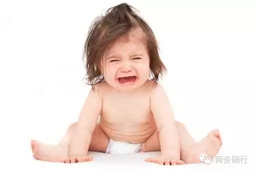 导读:在家庭中,孩子会不自觉地体察到家人尤其是父母的情绪,然后改变自己的情绪状态,和父母一起快乐或悲伤。怎么办呢? 妈妈星期天送儿子去补习班,儿子赖床不起来,弄得时间有点晚了,娘俩都很不愉快。儿子赖床是由于累,因为每天背着大大的书包去上学,放学回家还要埋头做作业,节假日又奔波于几个补习班。对此,孩子一直很有情绪。 娘俩坐在公共汽车上,司机关门太急,妈妈的胳膊被车门挤了一下,虽然不疼,但是心情更差了。车在行进的过程中,司机仿佛一介猛夫,开得猛、启动快、刹车急,搞得车上的乘客都很不舒服。 下车后,孩