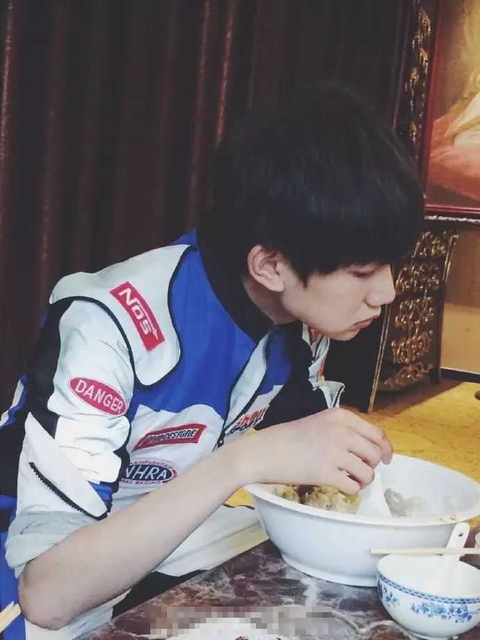 TFBOYS王源吃饭盆比脸大,嘴角米粒很萌,鱼香肉丝抢镜