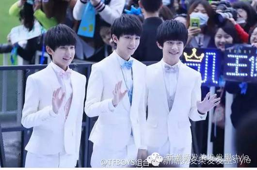 别再骂tfboys了想当年你们追小虎队Hot不也那么疯狂吗?